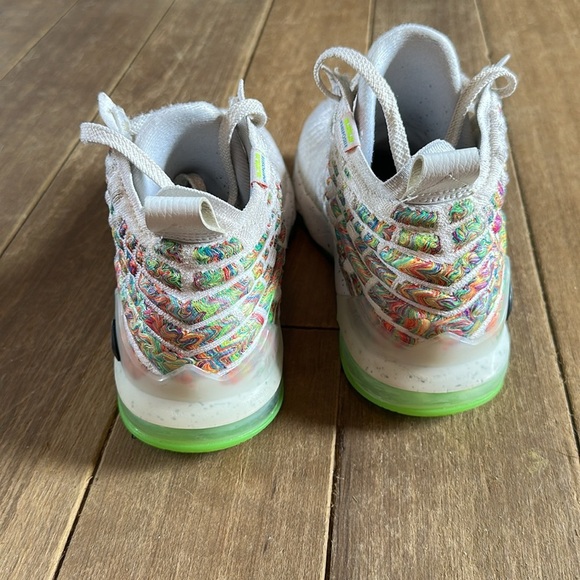 Nike LeBron 17 Air Command Force Shoes size 6Youth - Picture 4 of 8